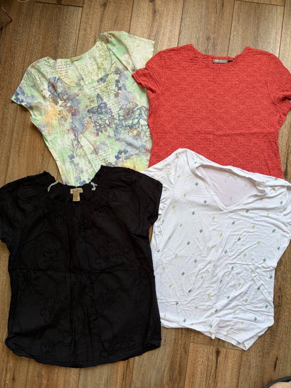 Ladies Bundle of 4 short sleeve shirts large black floral cactus burnt orange